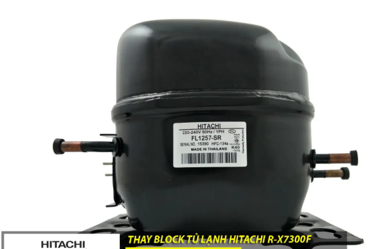 Kỹ thuật viên tại TPHCM đang thay thế Block tủ lạnh Hitachi R-X7300F 6 cánh chính hãng