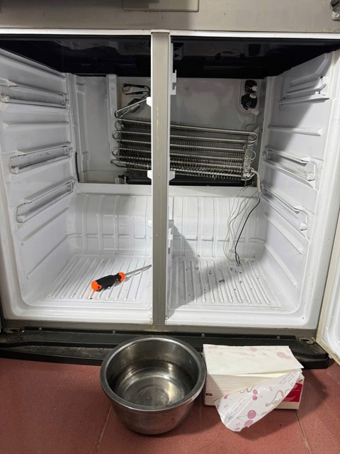 Quy trình dùng máy hút chân không và cân điện tử nạp gas tủ lạnh Hitachi Inverter