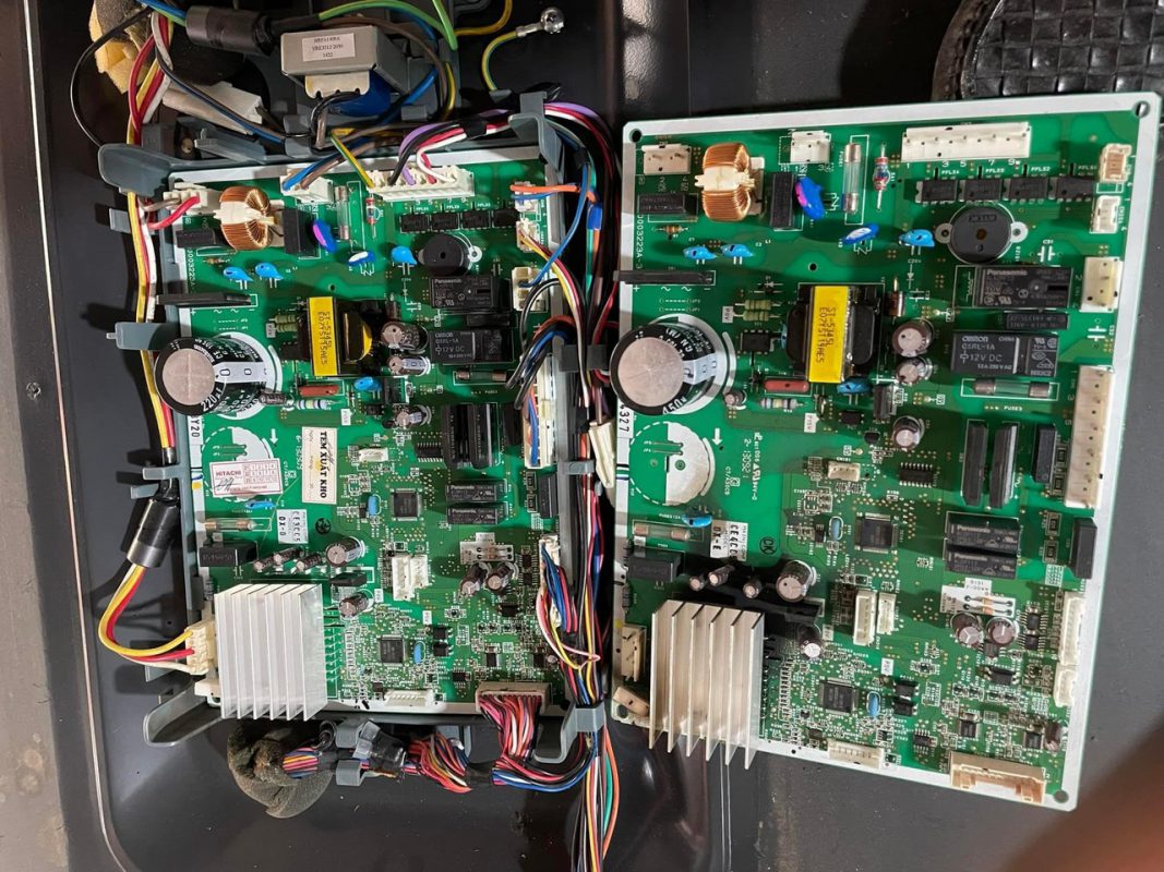 Thợ kỹ thuật sửa board mạch Inverter tủ lạnh Hitachi Side by side bị chập cháy