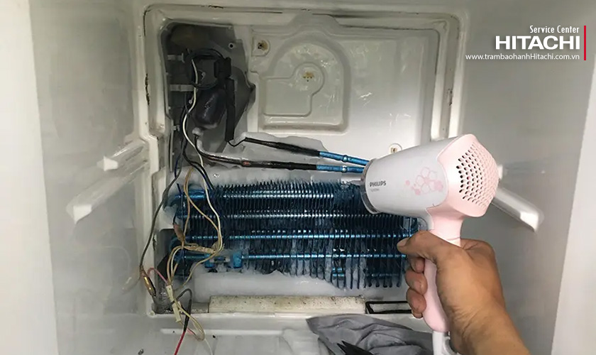 Kiểm tra hệ thống xả đá bị hỏng khiến tủ lạnh Hitachi đóng tuyết