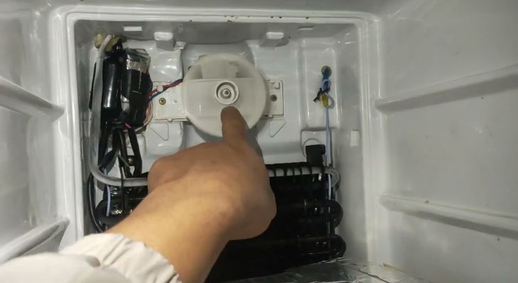 Thợ kỹ thuật sửa bo mạch tủ lạnh Hitachi Inverter báo lỗi mất lạnh