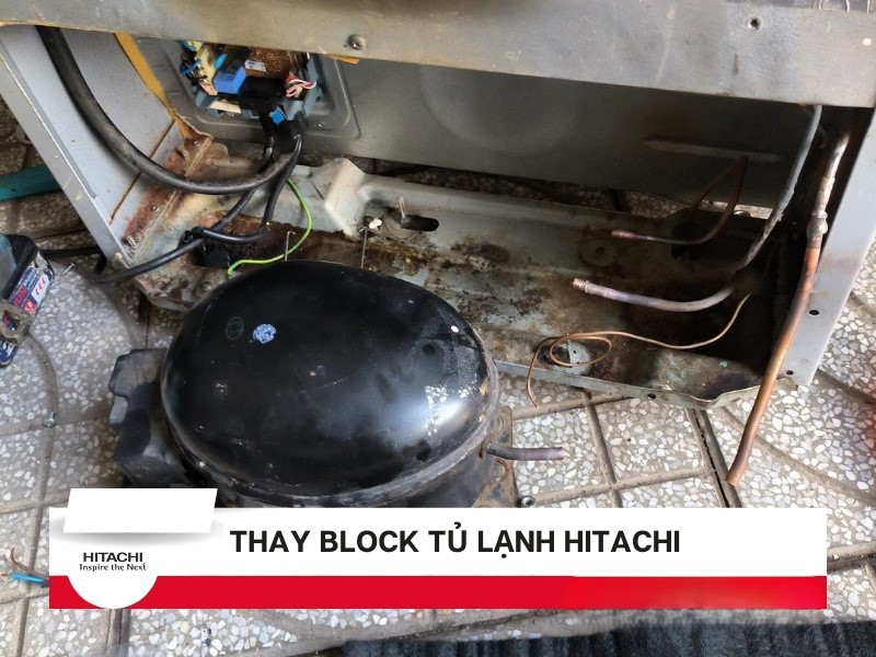 Thợ kỹ thuật hàn cắt ống đồng, thay block máy nén tủ lạnh Hitachi Side by side